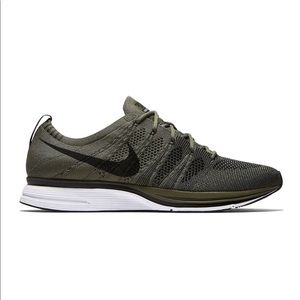 NWOT- NIKE FLYKNIT TRAINER - women’s 8.5/men’s 6.5